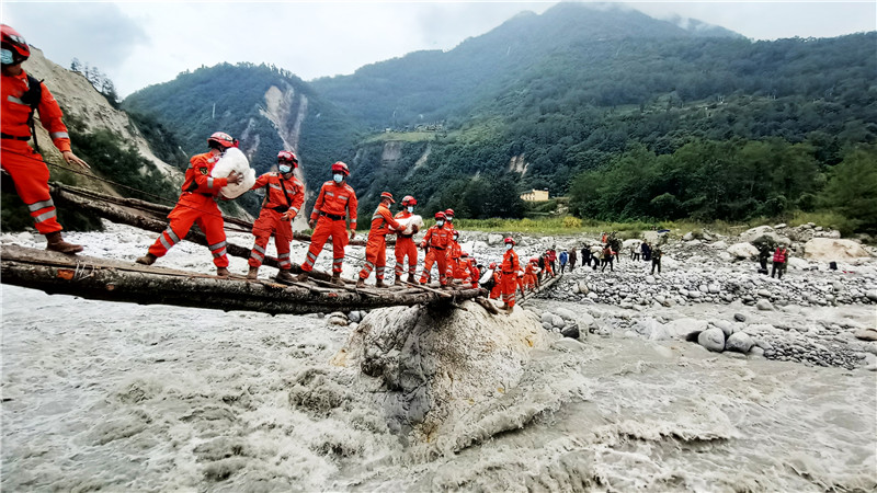 9月8日，武警戰(zhàn)士利用簡易木橋?yàn)闉o定縣磨西鎮(zhèn)青崗坪村的受災(zāi)群眾搬運(yùn)生活物資 段力新 攝.jpg